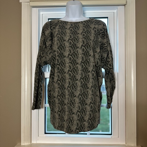 Snake skin print batwing top - Picture 2 of 6